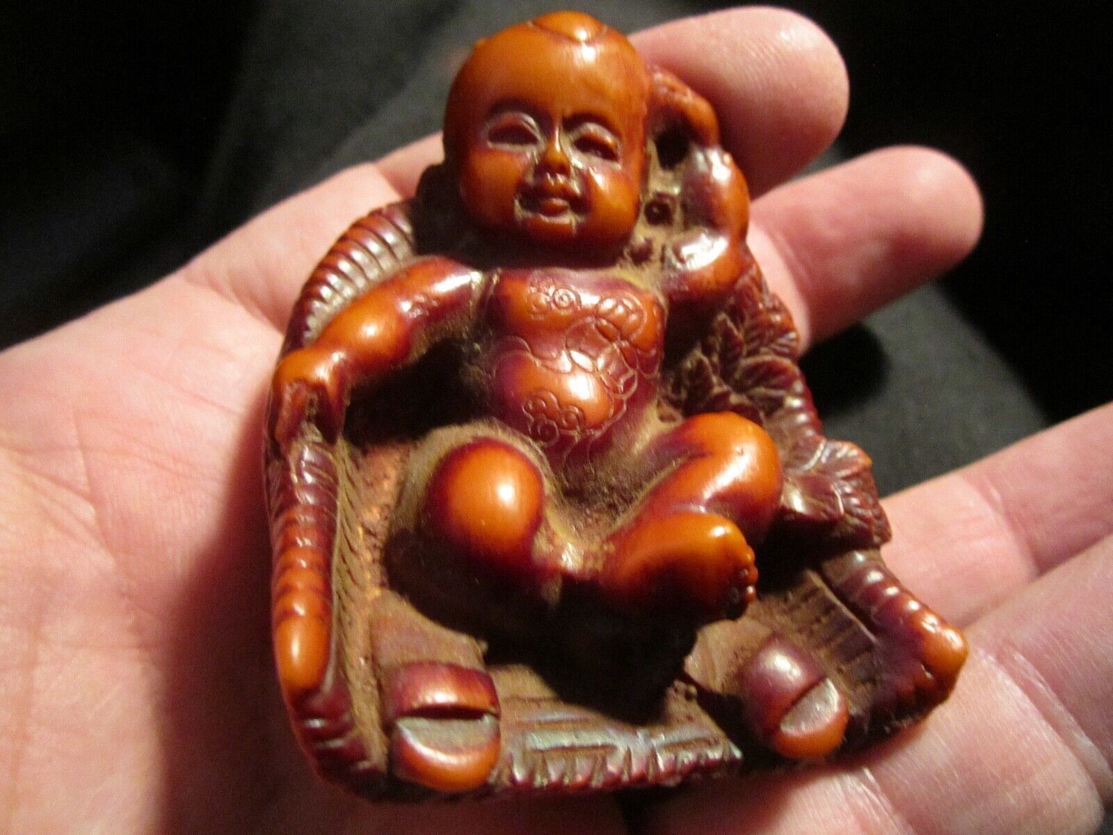 CINNABAR CARVED FIGURINE OF A BABY IN A CHAIR - SPECTACULAR CARVING BBA-37