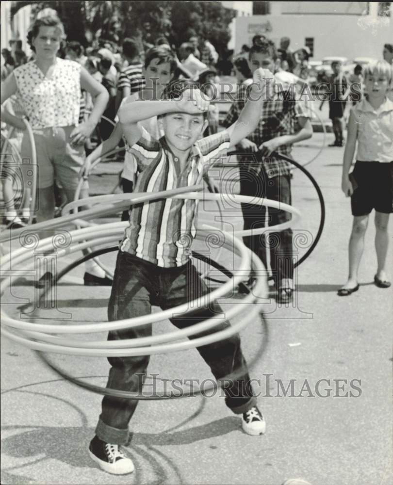 1958 Press Photo Richard Schafer with hula hoops in Jordan Marsh parking lot
