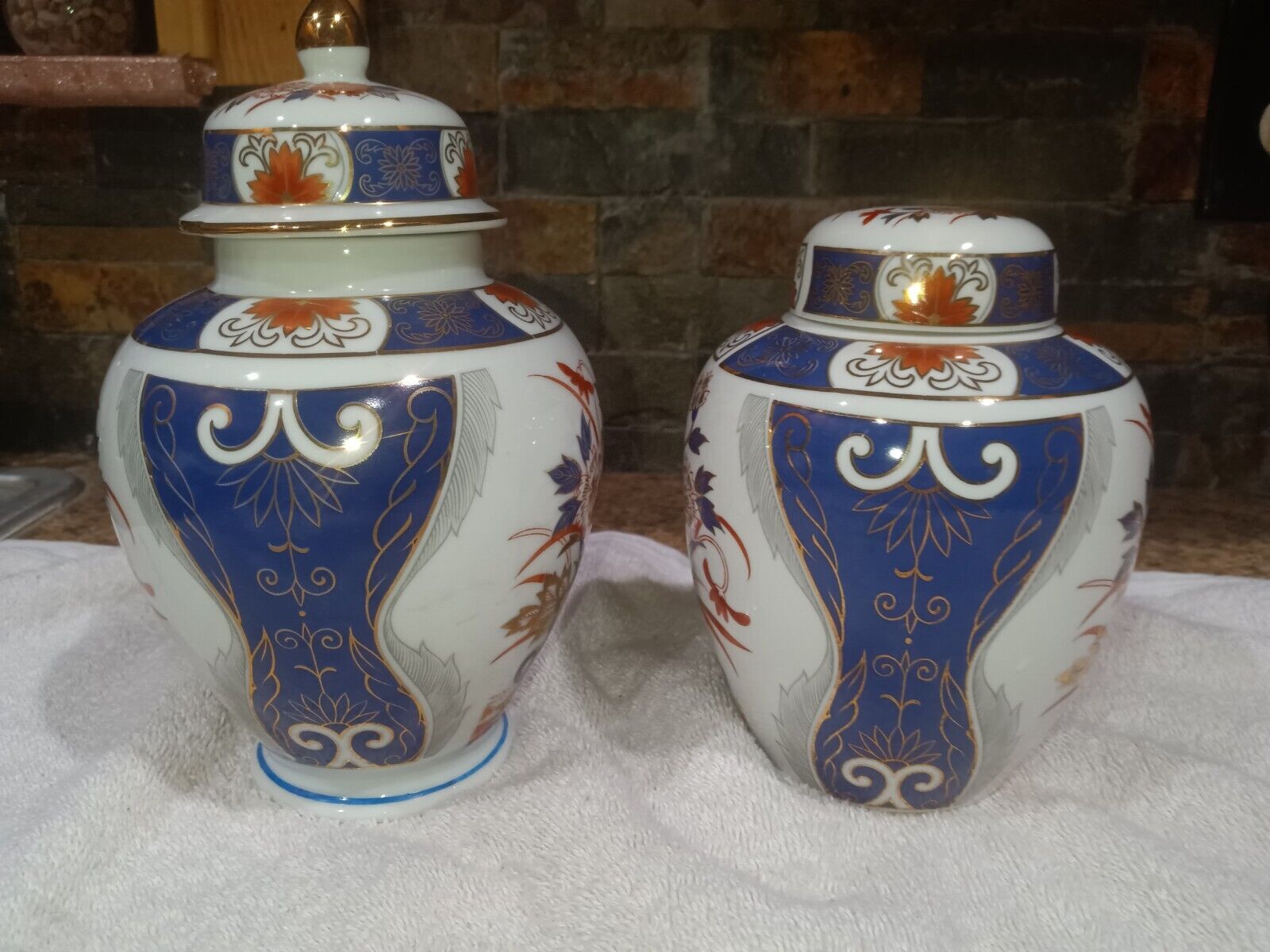 Vintage 1 Set Of 2 Japanese Porcelain Floral Ginger Jars W/Lids 8 in. & 6 in.
