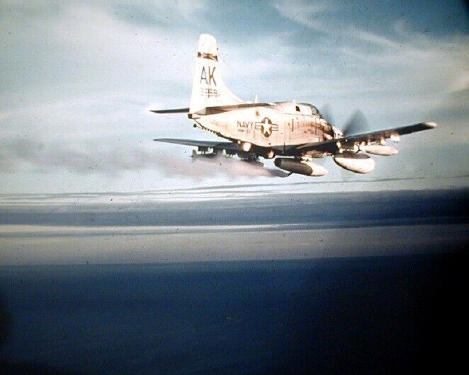Douglas EA-1F Skyraider dumping fuel, USS Intrepid 8x10 Vietnam War Photo 821