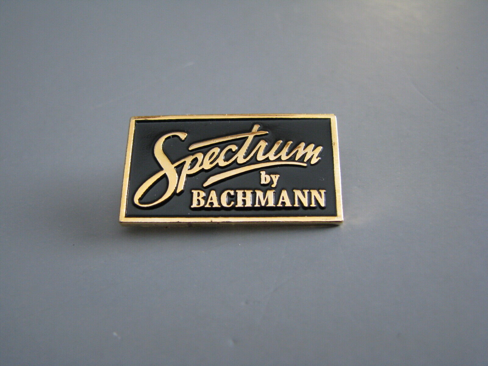 SPECTRUM SERIES BY BACHMANN MODEL RAILROAD LOGO RAILROADIANA HAT LAPEL PIN