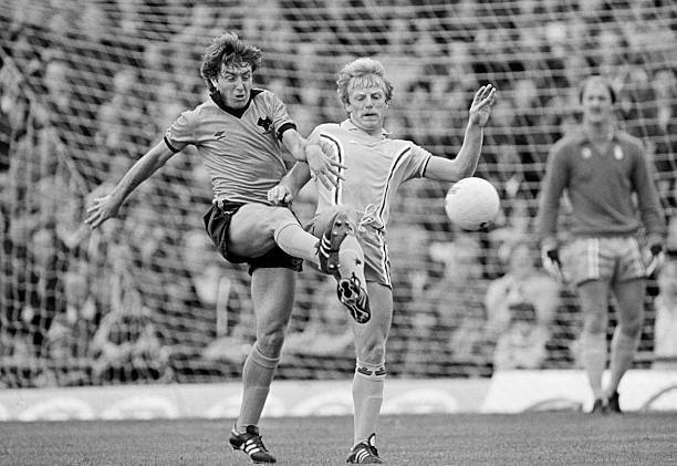 Football John Richards Is Challenged By Brian Roberts 1980 OLD PHOTO