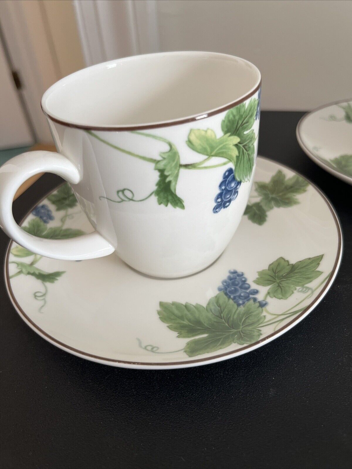 Mikasa Chelsea Vine 6 Cups  & 7 Saucers Beautiful Condition