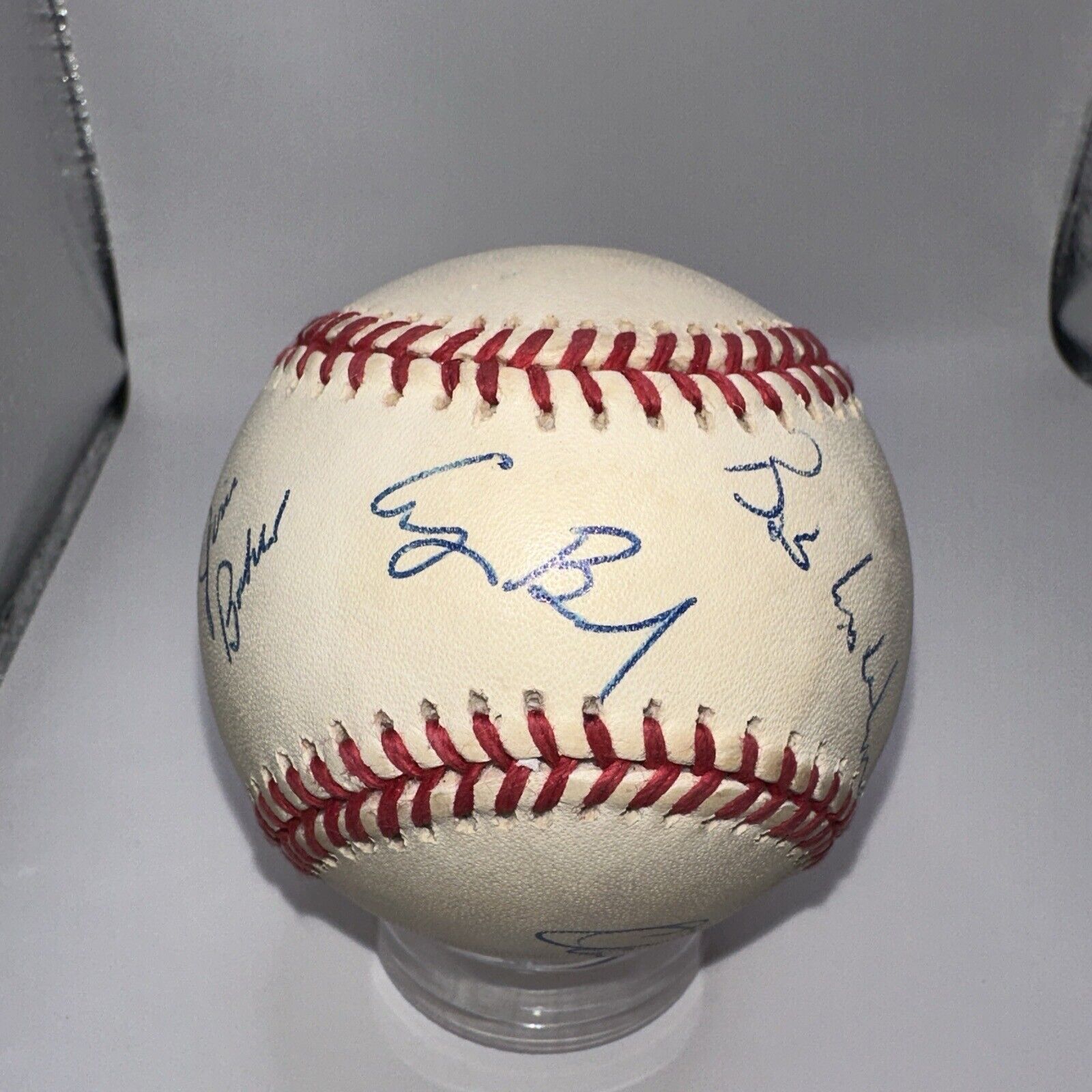 President George HW Bush, Barbara Bush, Dan Quayle + Signed Rawlings Baseball B5