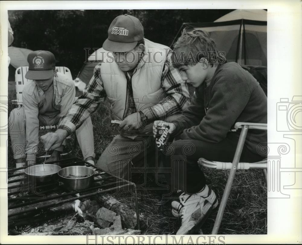 1989 Press Photo Boy Scout Volunteer Parent John Callison at Five Lakes Camp