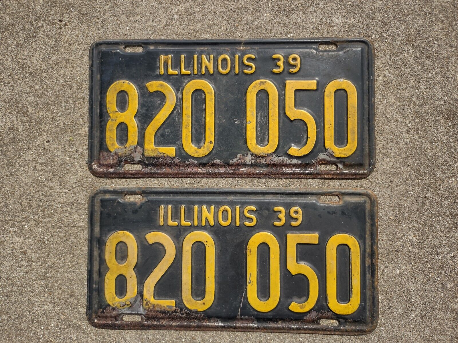 Vintage 1939 Illinois license plate pair 820-050 Original Black Yellow Paint DMV