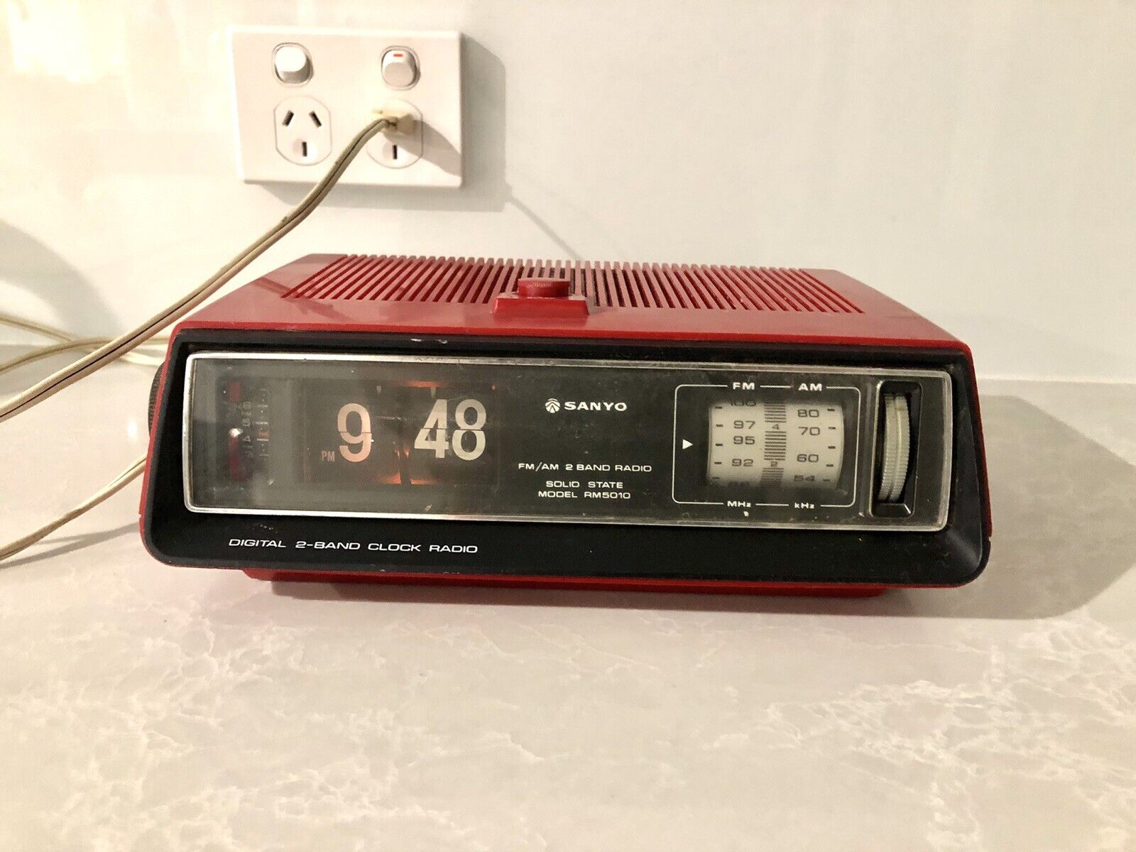 RED Vintage SANYO Flip Clock Radio RM-5010 - 2-Band AM/FM - 1970's - PARTS ONLY