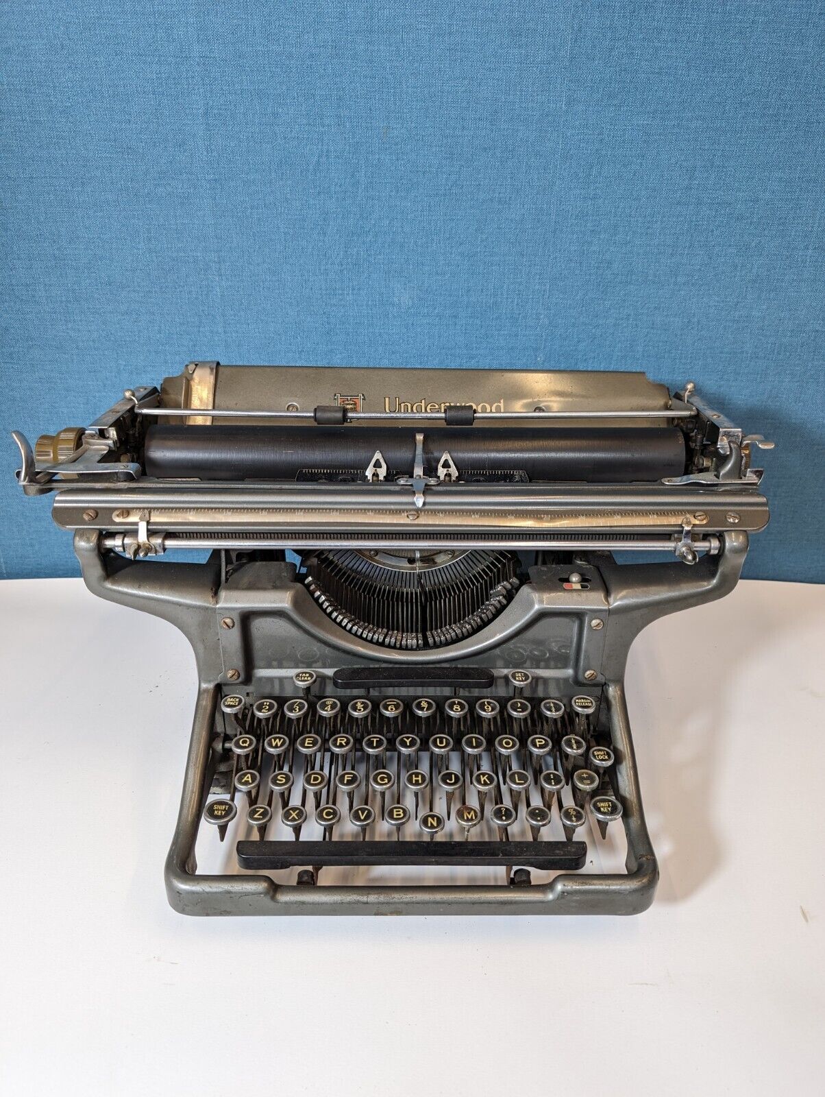 Antique 1930\'s Underwood no 3  - 14 inch Carriage Typewriter. NEEDS ATTENTION 