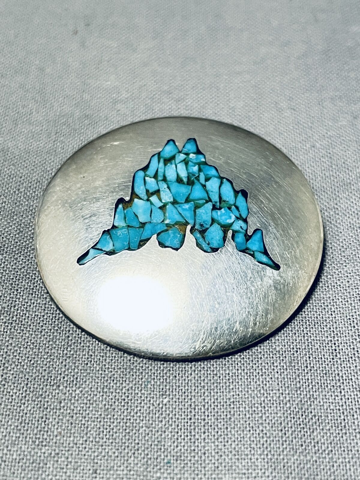 EXTRAORDINARY VINTAGE NAVAJO TURQUOISE CHIP INLAY STERLING SILVER ROUND PIN