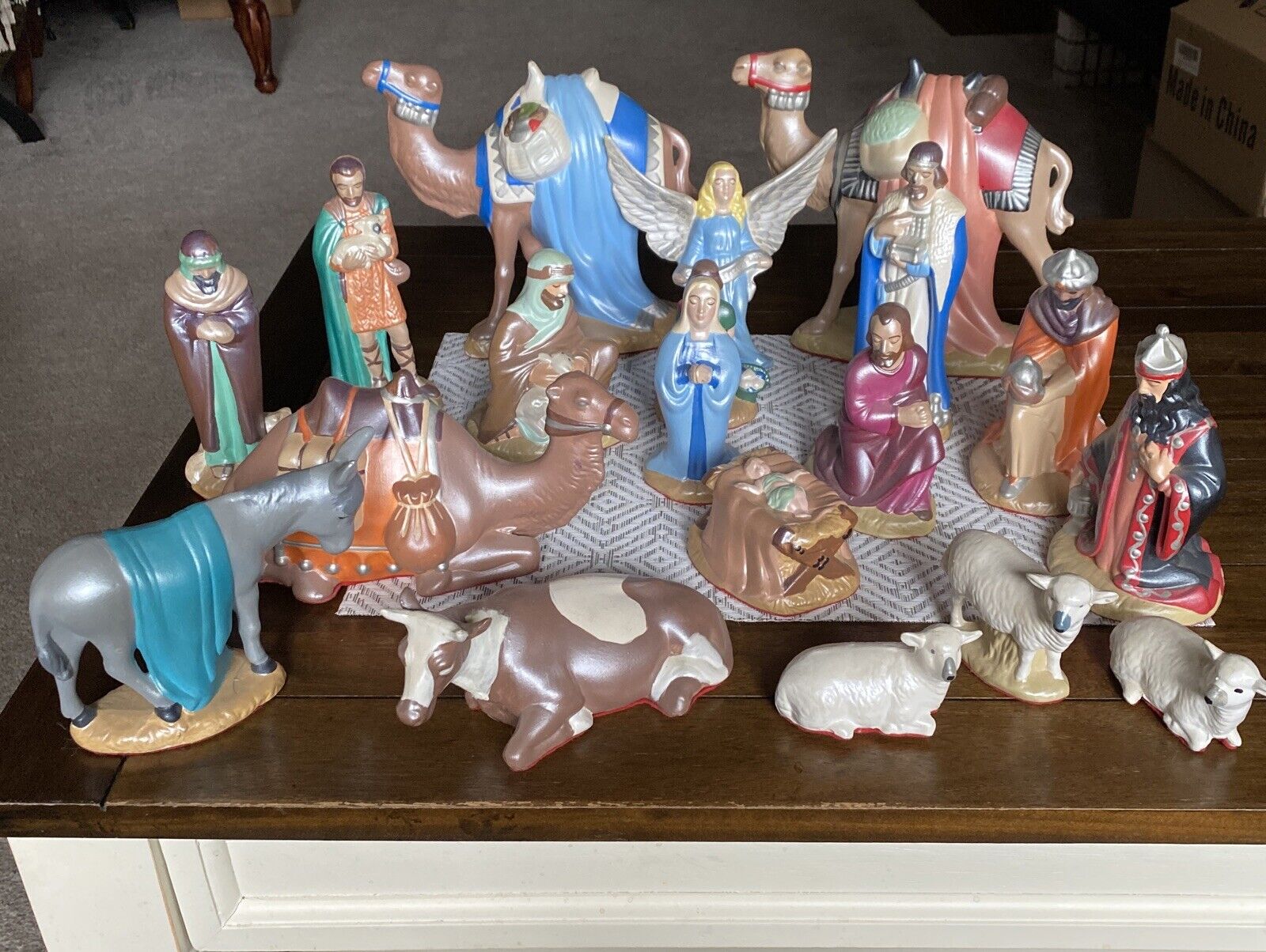 Beautiful Vintage Large Holland Mold Hand Painted 19 Piece Nativity Set Read Dis