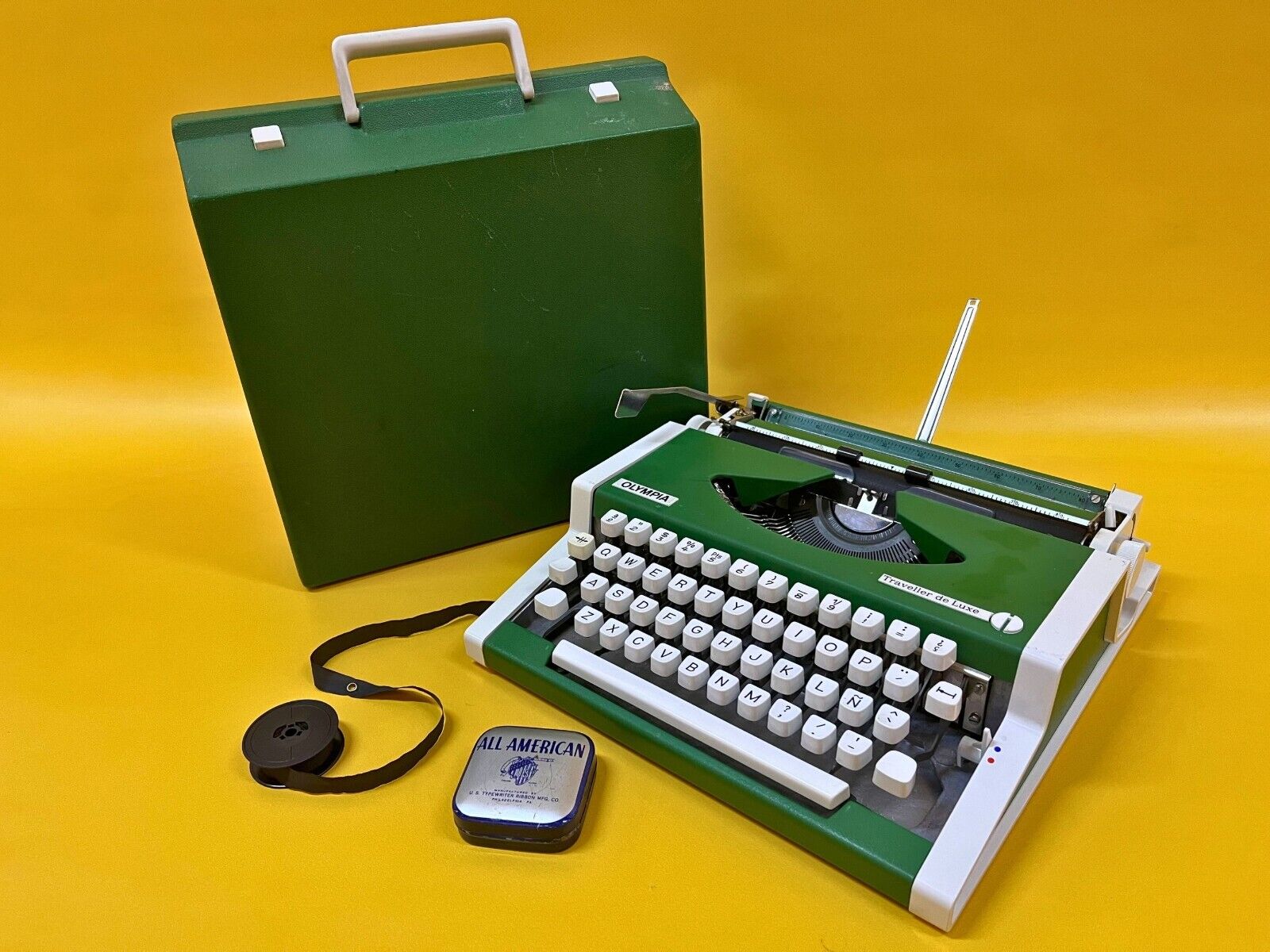 Olympia Traveller De Luxe Working TYPEWRITER Manual Green Typewriter 70s Vintage