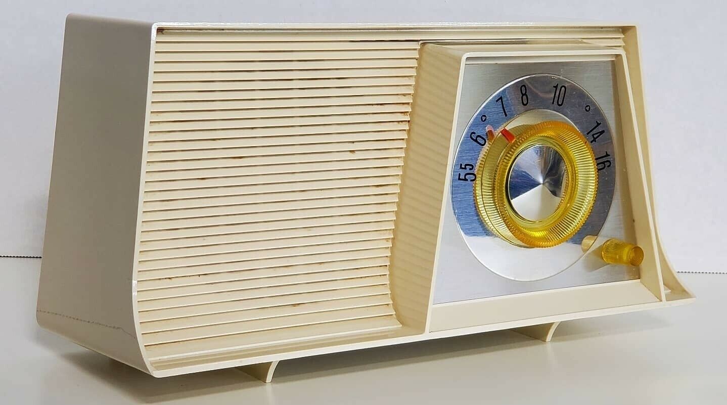 1962 Motorola A17 Atomic White Plastic AM Tube Radio Near Mint