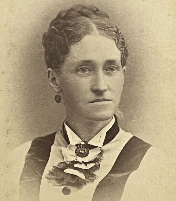 CDV Photot Pretty Woman Wearing Antique Jewelery Earrings Pendent 1880\'s E7