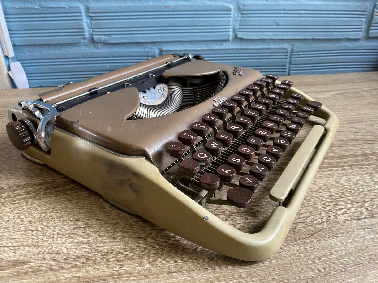 Vintage Groma Kolibri Typewriter Mid Century Space Age Design Portable Case