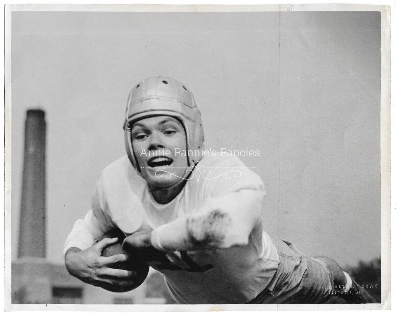 Vintage Football Press Photo Detroit News 1947 Player Action Shot MI 8x10 B&W