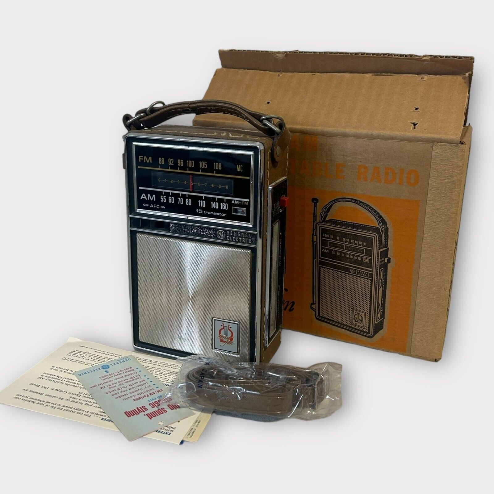 GE Vintage General Electric Model P975 AM/FM 15 Radio w/ Box and Paperwork