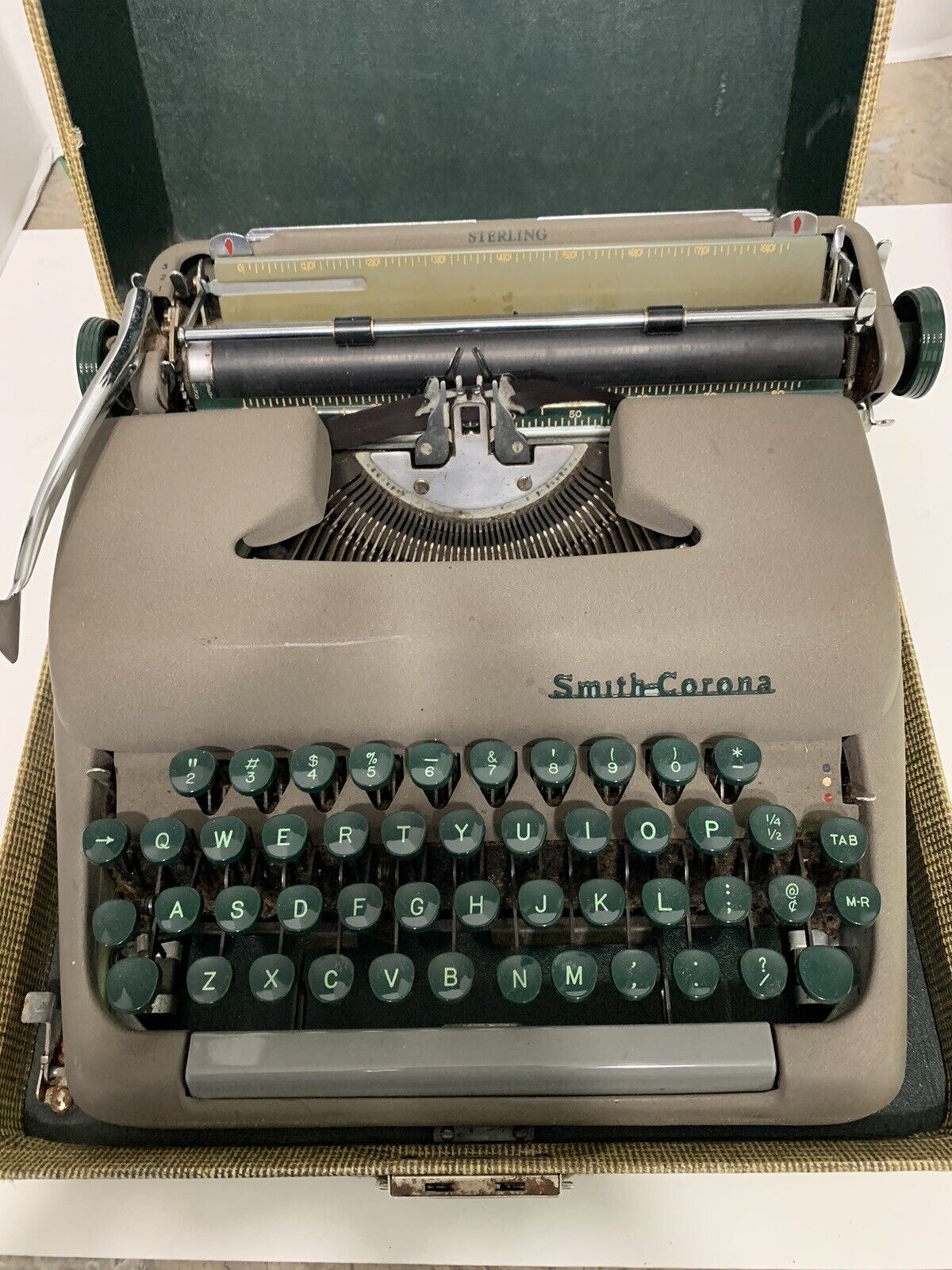 Vintage 1950's Smith Corona Clipper Portable Typewriter/Case WORKS