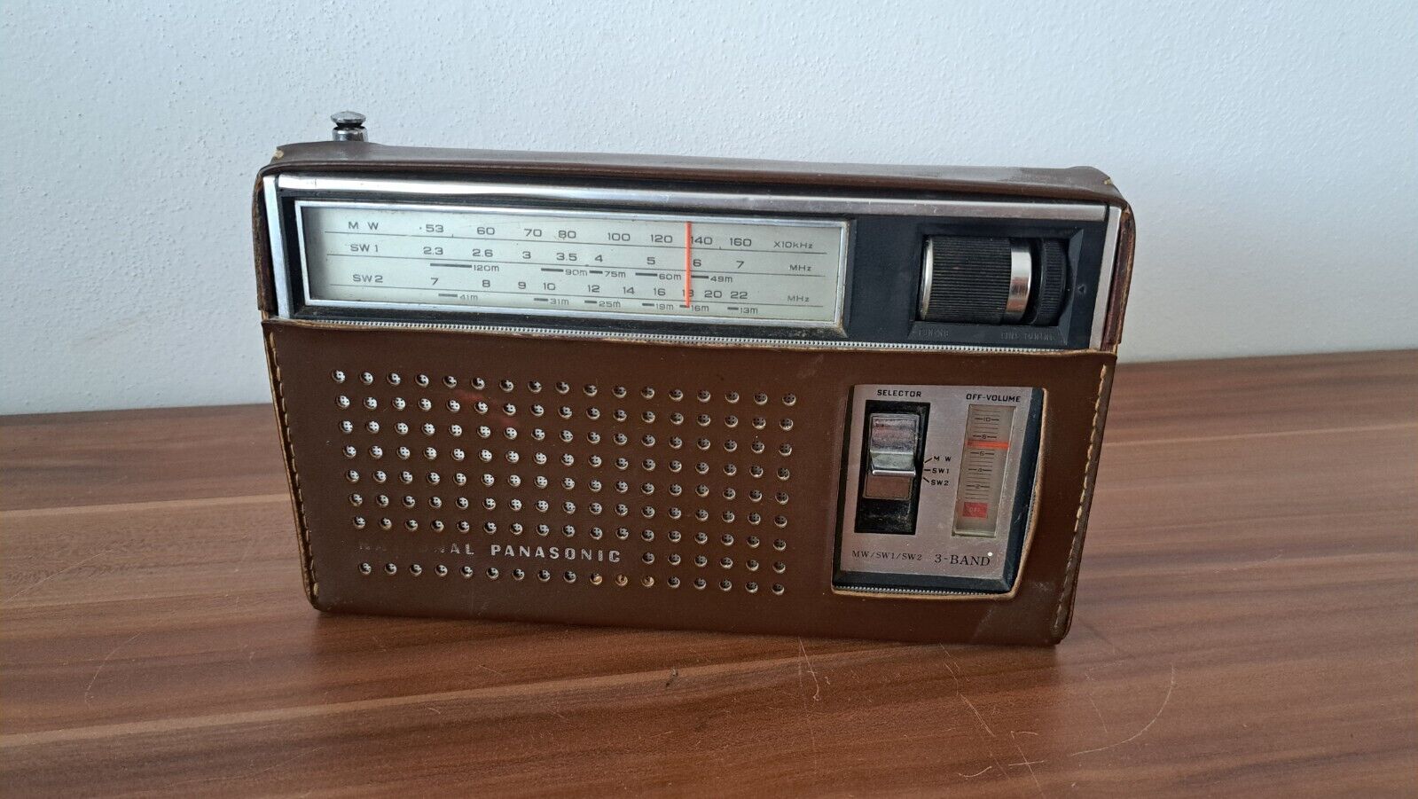 Vintage transistor radio NATIONAL PANASONIC 3band R-312