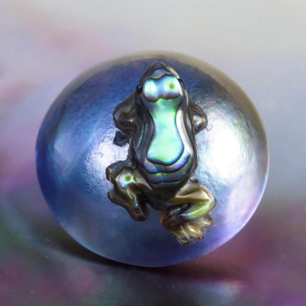 Blue Mabe Pearl with a Paua Abalone Shell Curare Poison Arrow Frog Carving 1.42g