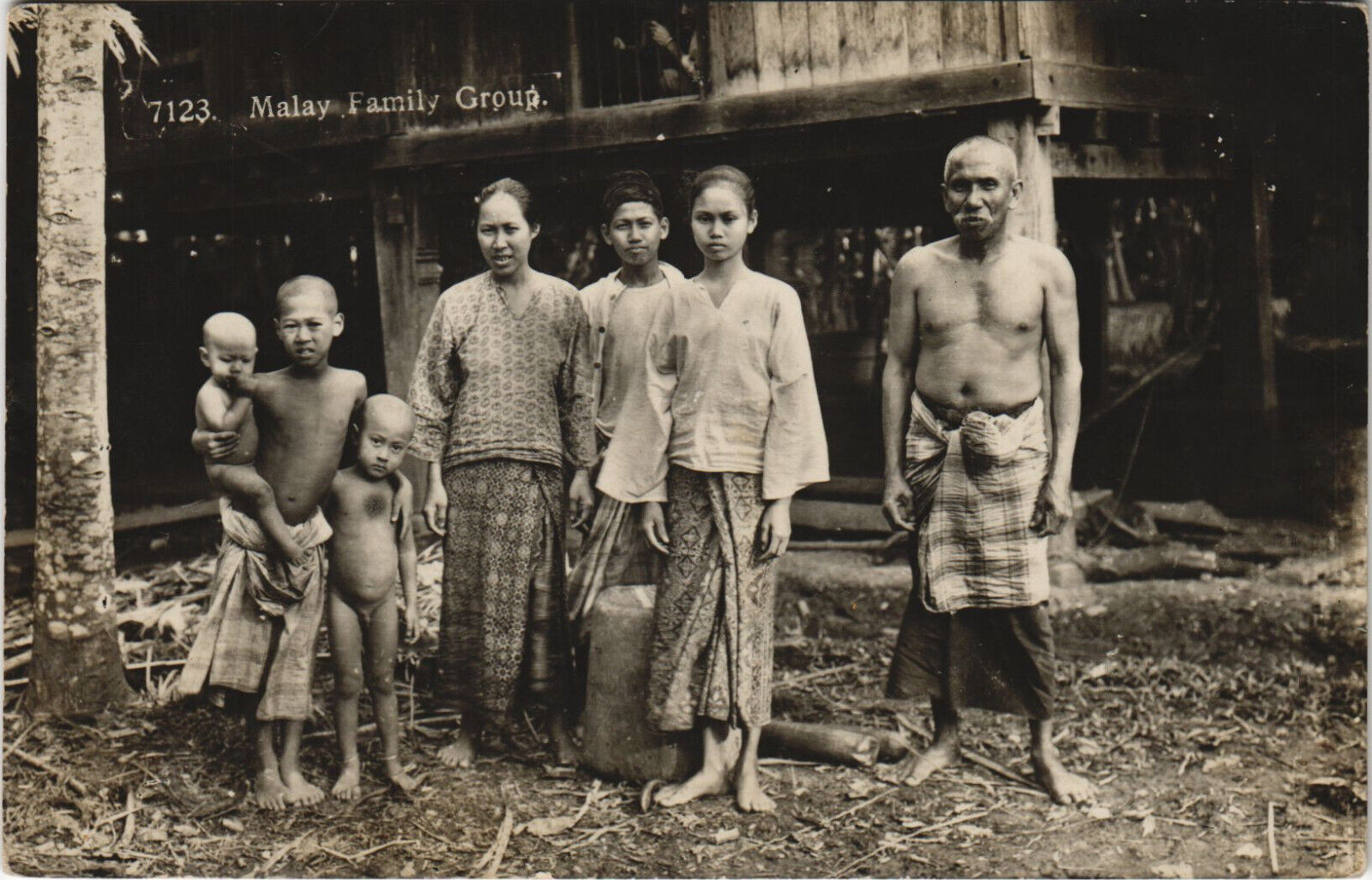 PC SINGAPORE, MALAY FAMILY GROUP, Vintage REAL PHOTO Postcard (b42282)