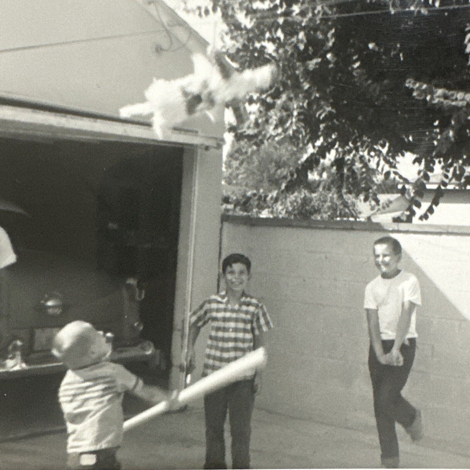 VINTAGE PHOTO 1960s Kids Party piñata hitting bat ORIGINAL SNAPSHOT
