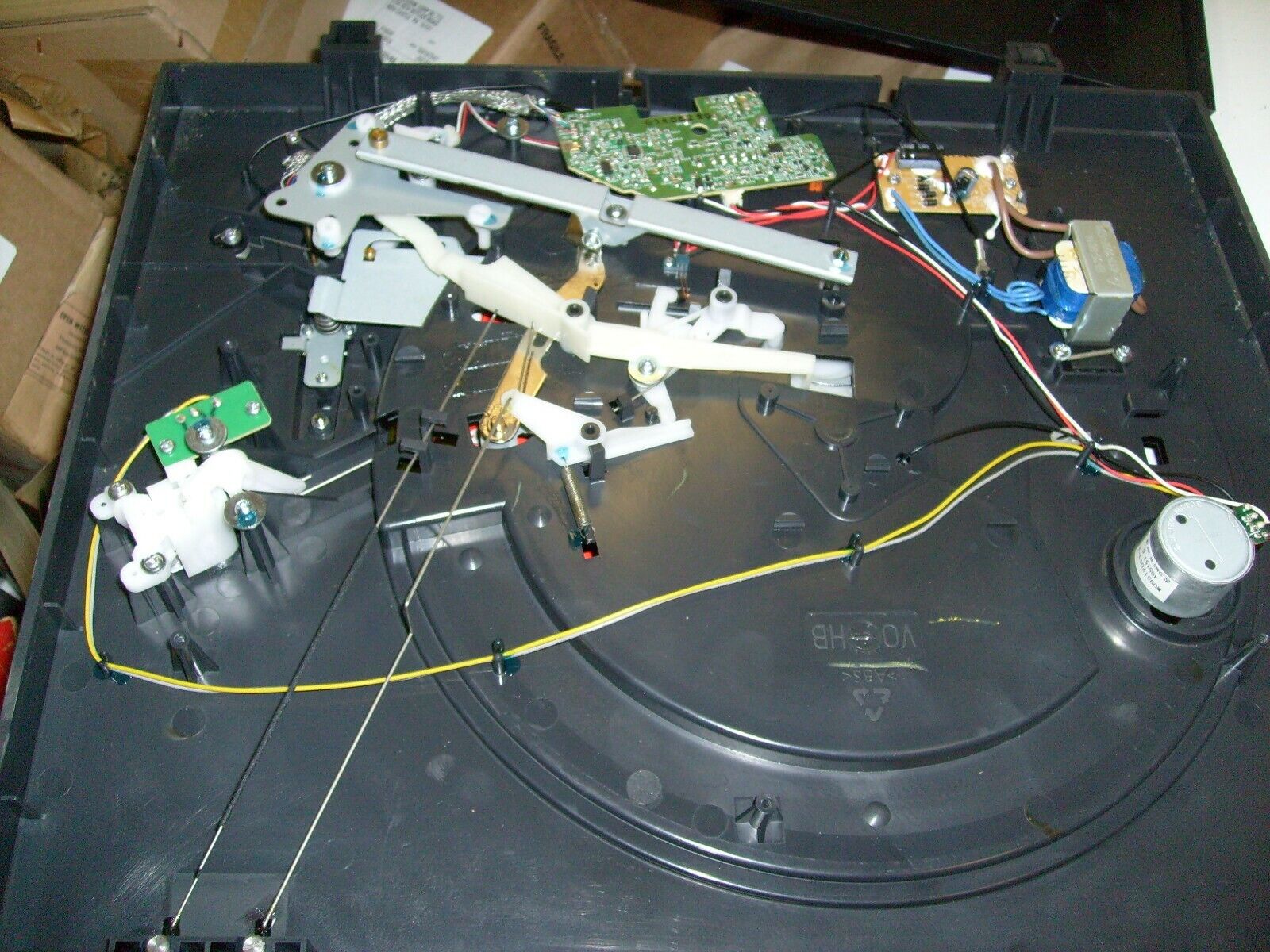DENON TURNTABLE DP-300F - ONE ORIGINAL  CHASSIS FOR PARTS MOTOR GEAR BUTTON