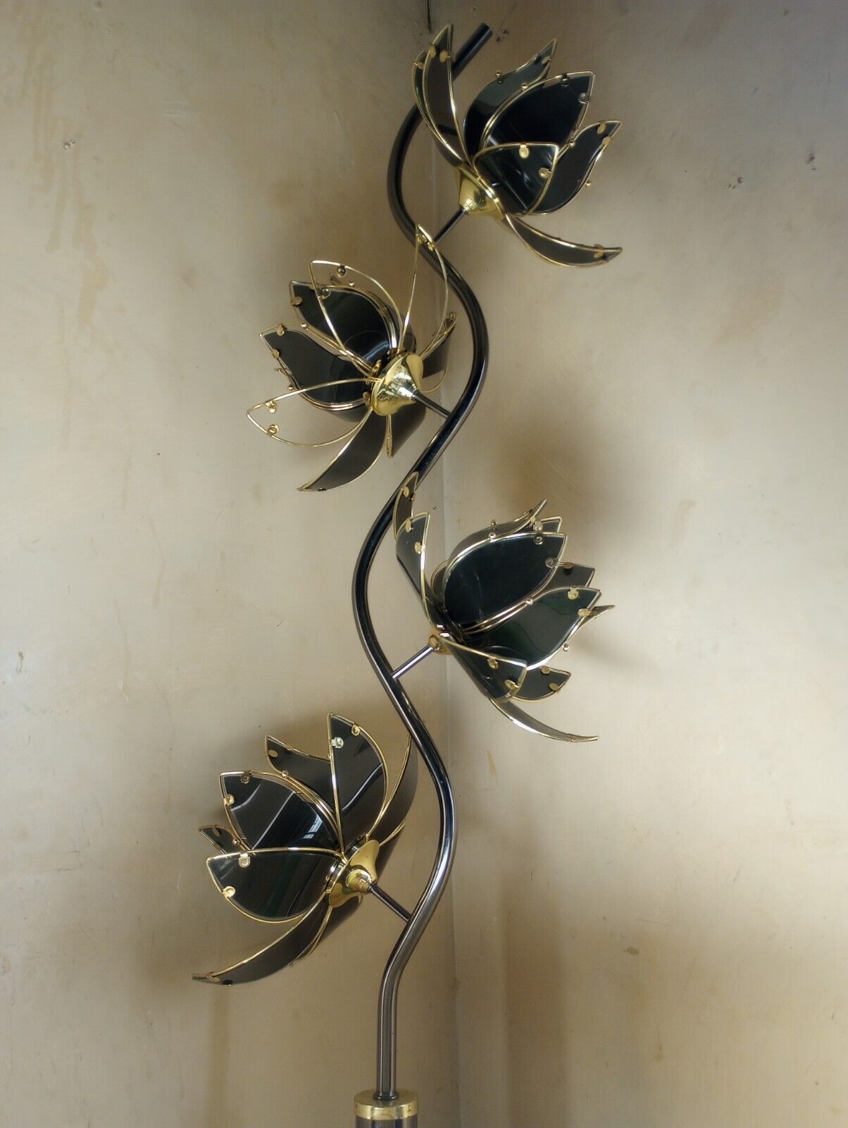 Vintage Hollywood Regency Black Glass Lotus Flower Floor Lamp used 