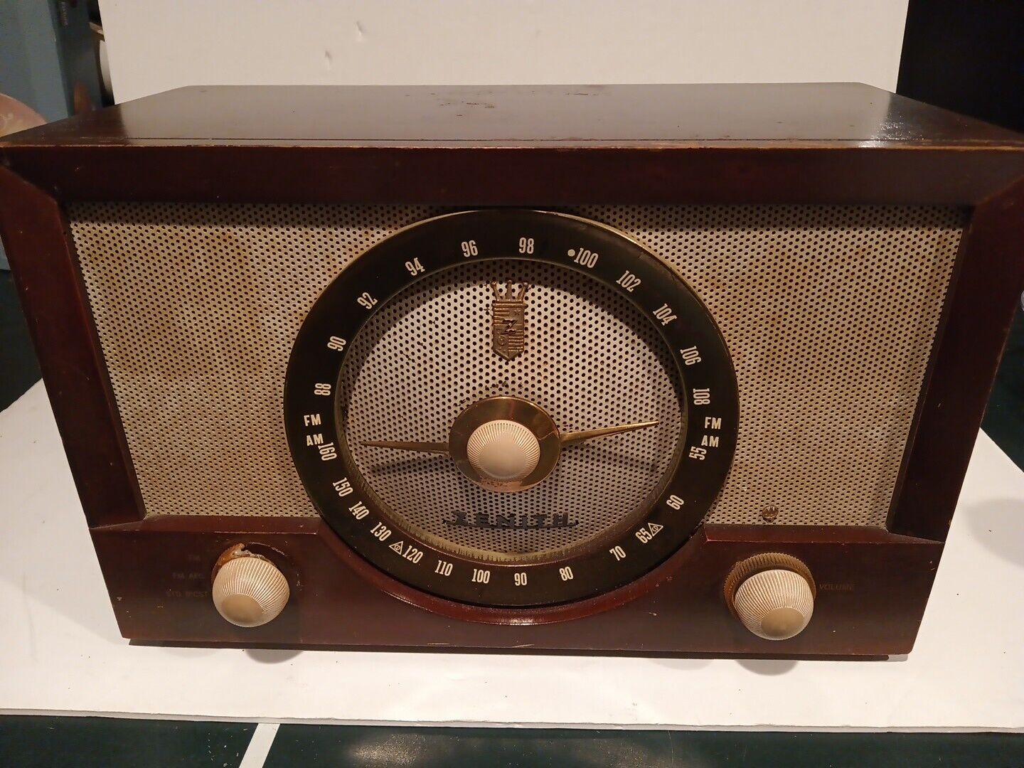 VINTAGE Zenith Y832 Tube Radio. Tested, Been in the family since the 1950's