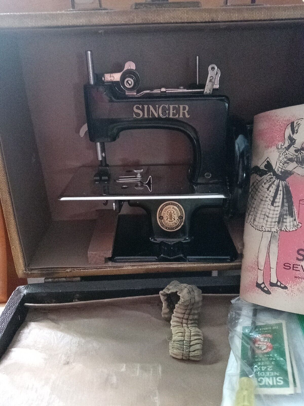 Vintage SINGER SEWHANDY ~ Child’s Sewing Machine