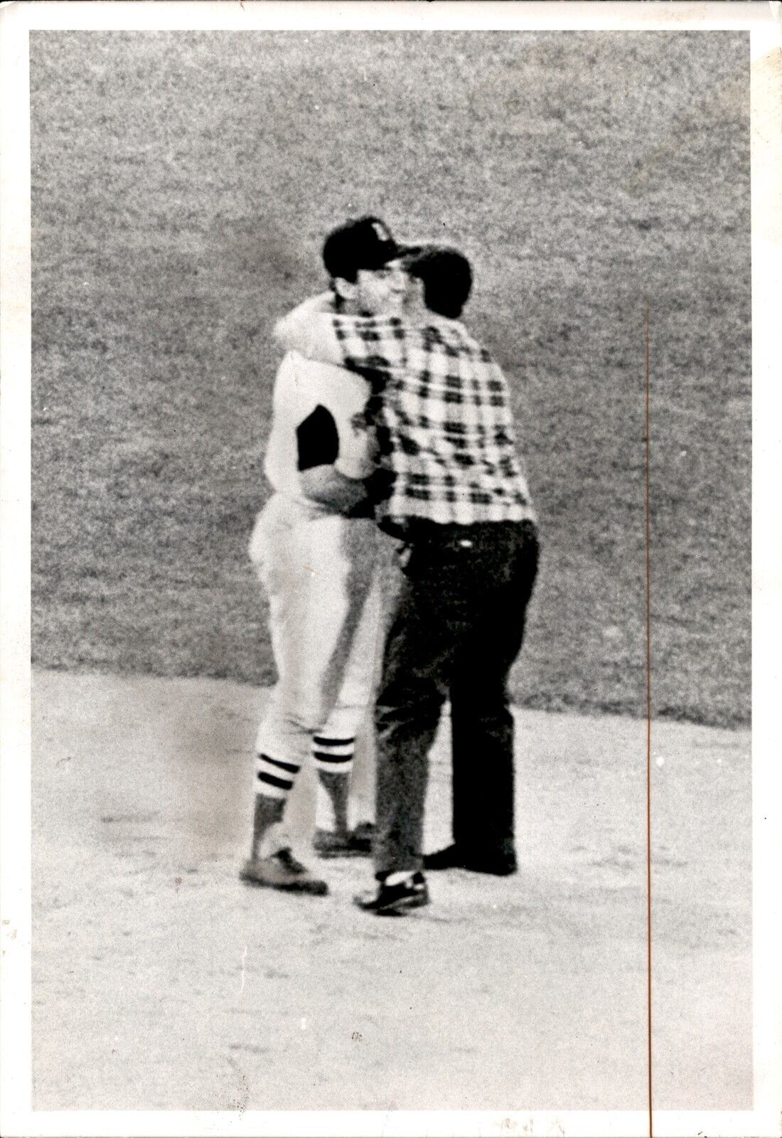 LG989 1967 Original Photo RICO PETROCELLI Boston Rd Sox Baseball Shortstop Hug