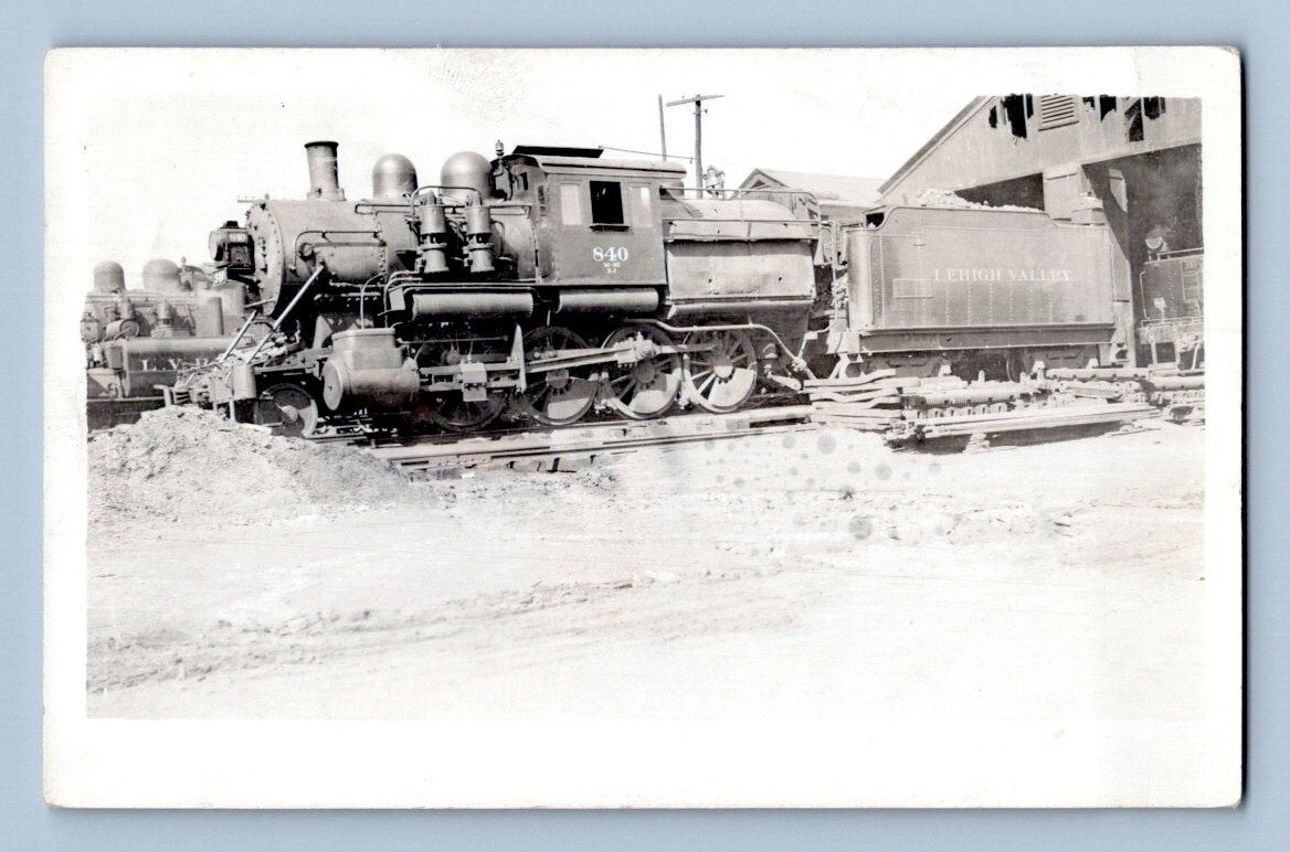 RPPC 1930'S. COMMUNIPAW, NJ. LEHIGH VALLEY LOCOMOTIVE AT SHEDS. POSTCARD. 1A38