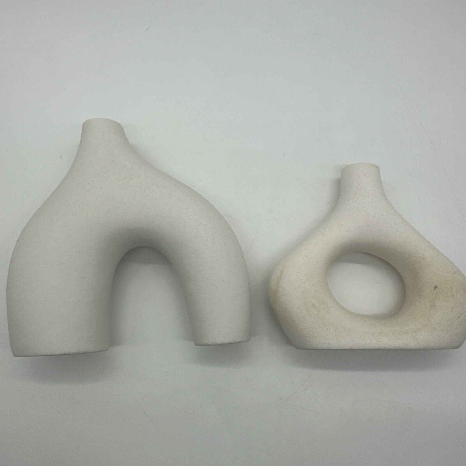 Two beautiful white stone looking vases Interlocking (EE)