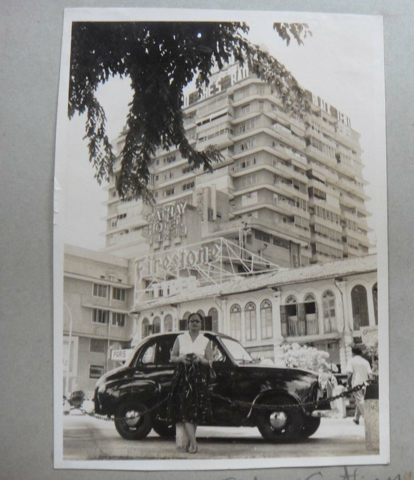 Z1) Vintage 1956 Singapore b/w Photo x 4 CATHAY HOTEL Building / Hawker etc