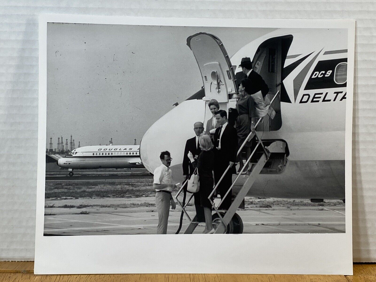 Douglas DC-9 DELTA Jet Airliner Passengers STEPPING OUT. VTG