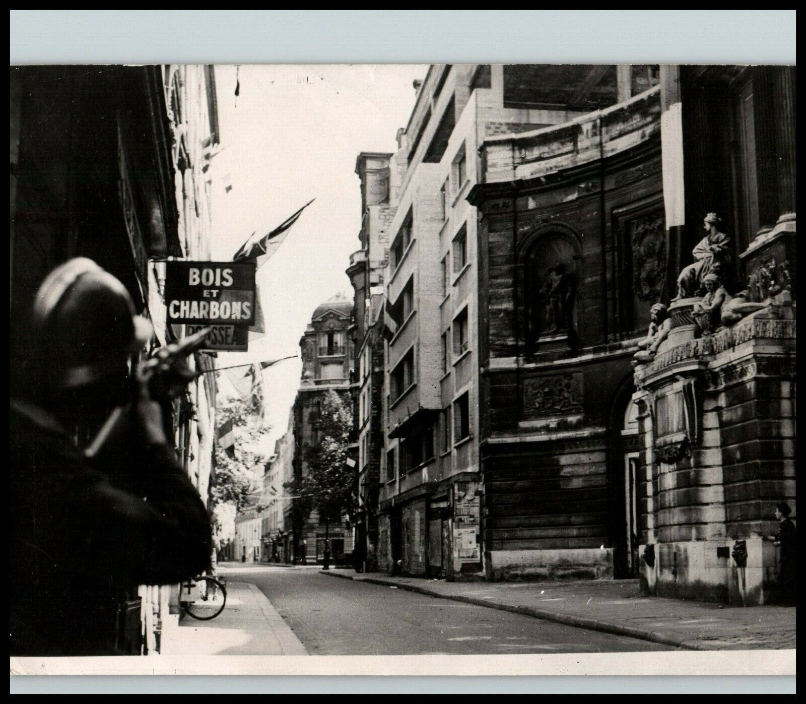WWII LIBERARION PARIS SOLDIER FIGHTING STREET SCENE 1944 ORIGINAL PHOTO 273