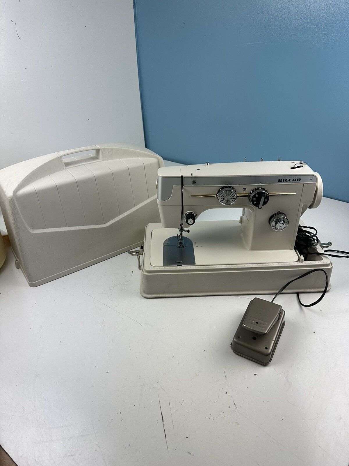 RARE Riccar Model 666 MINT Sewing Machine TESTED WORKING W/Case