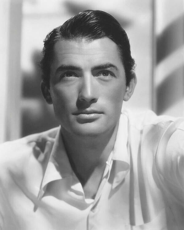 Gregory Peck Classic handsome 1940\'s studio publicity portrait 8x10 Photo