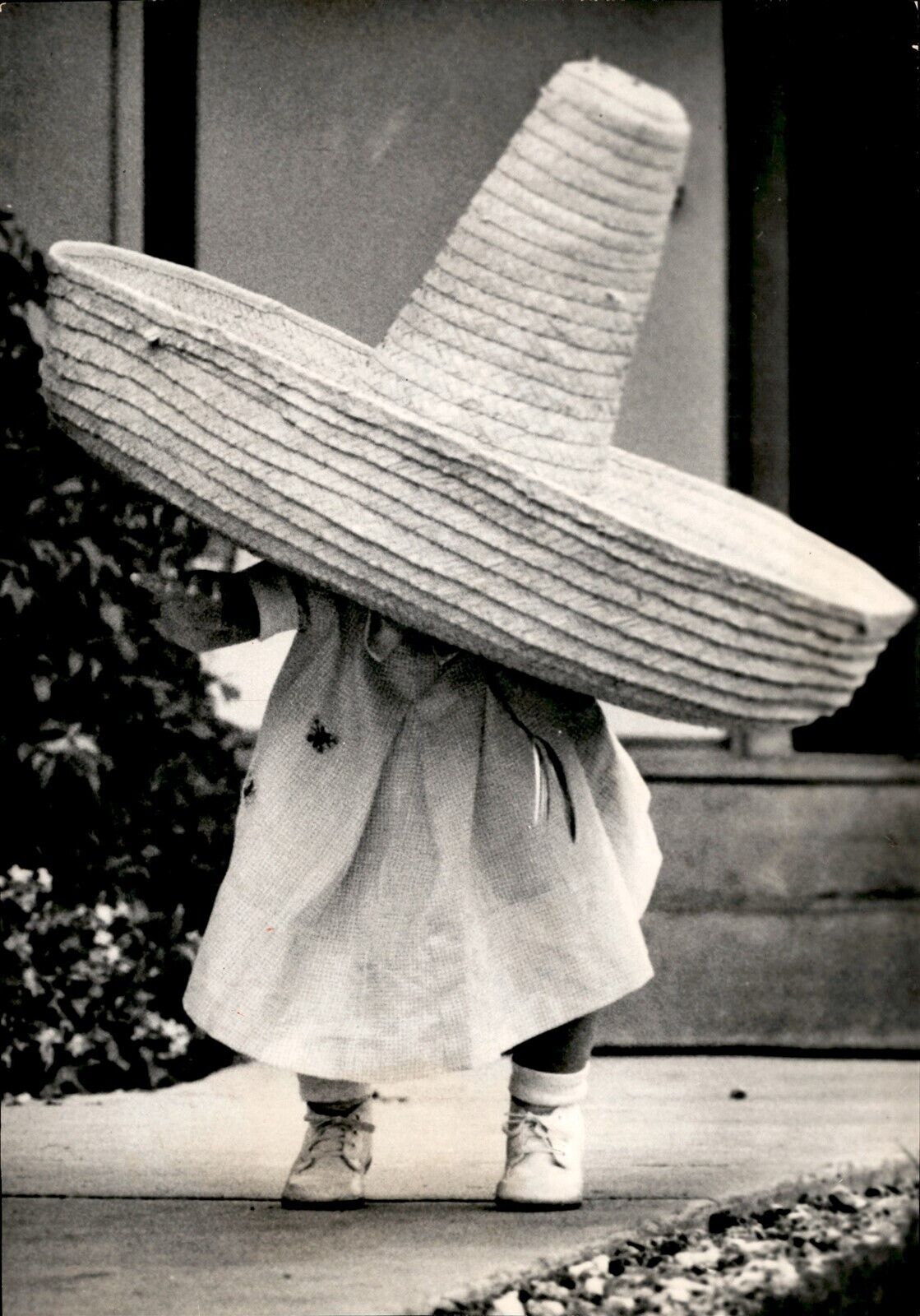 LG47 1969 Original UPI Photo LITTLE GIRL LOST IN GIANT SOMBRERO STRAW HAT