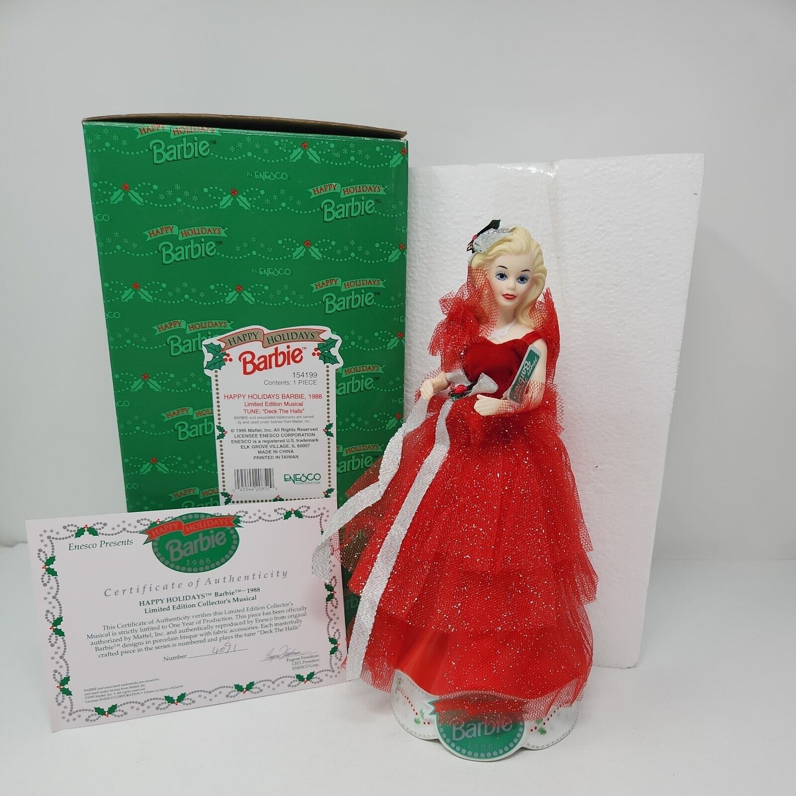 Enesco Musical 1988 Happy Holiday\'s Barbie Figurine Deck The Halls Mattel 1995