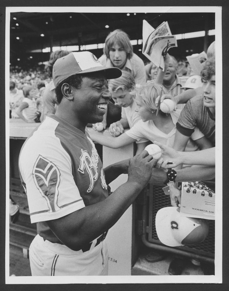HANK AARON SIGNS AUTOGRAPHS FOR THE FANS BRAVES HALL OF FAME LEGEND 8x10  