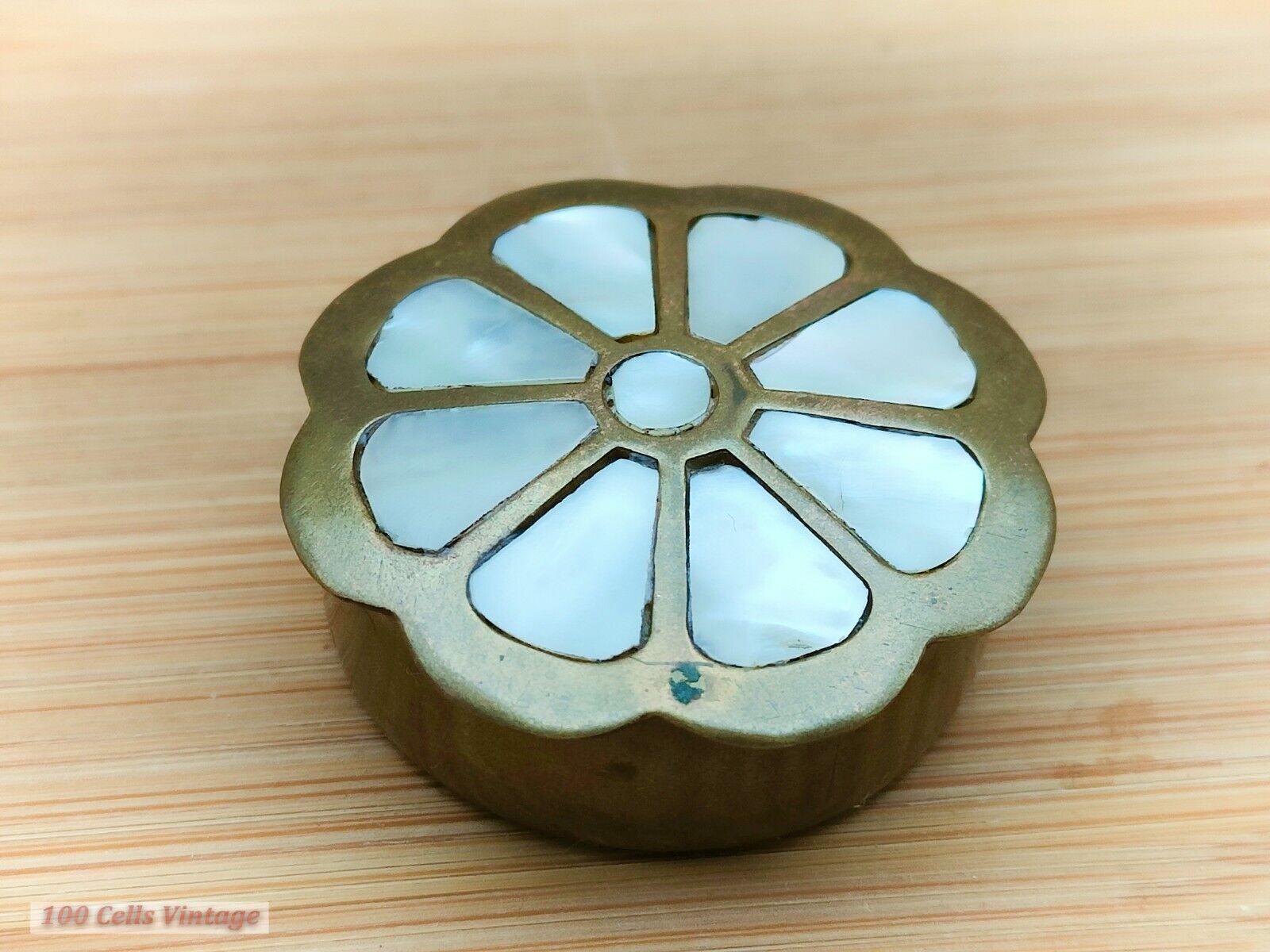 Tiny Mother of Pearl Vintage Pill/Trinket/Snuff Box -cor