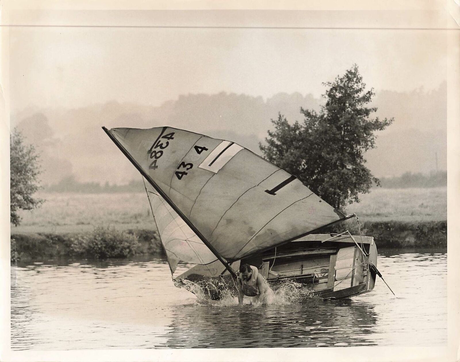 1969 Press Photo Small Sailboat Capsizing Turning Over Bishan Abbey training kg