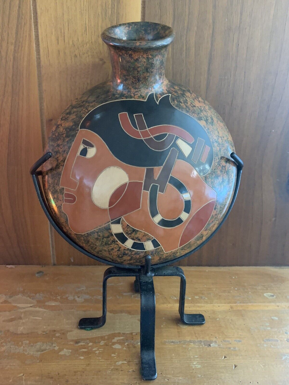 Mayan pottery vase by Nicaragua artist Pedro Guerrero, Glazed, With Stand