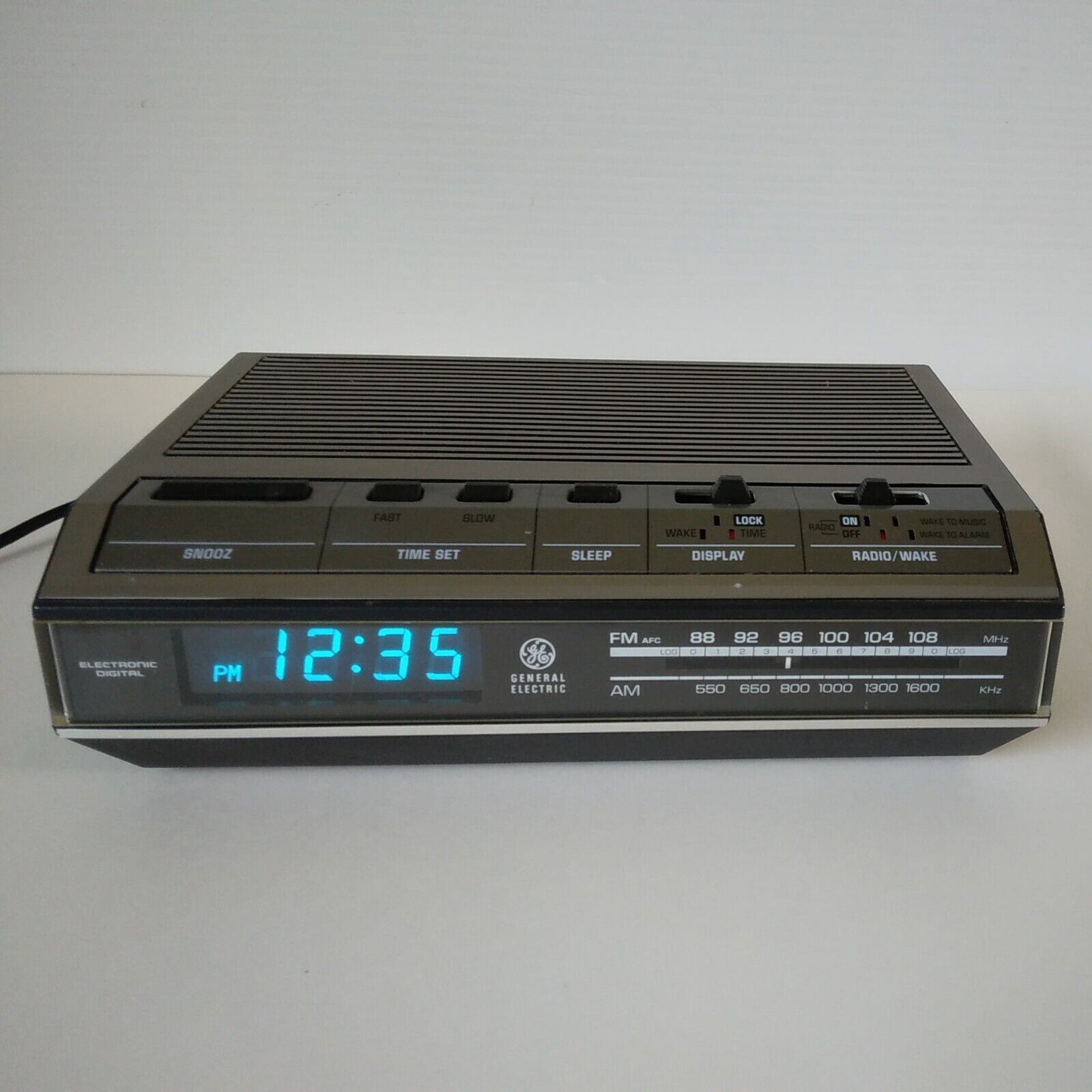 GE 7-4642B Radio Alarm Clock-AM/FM-Vintage 1983-Blue Digits-Tested/Works