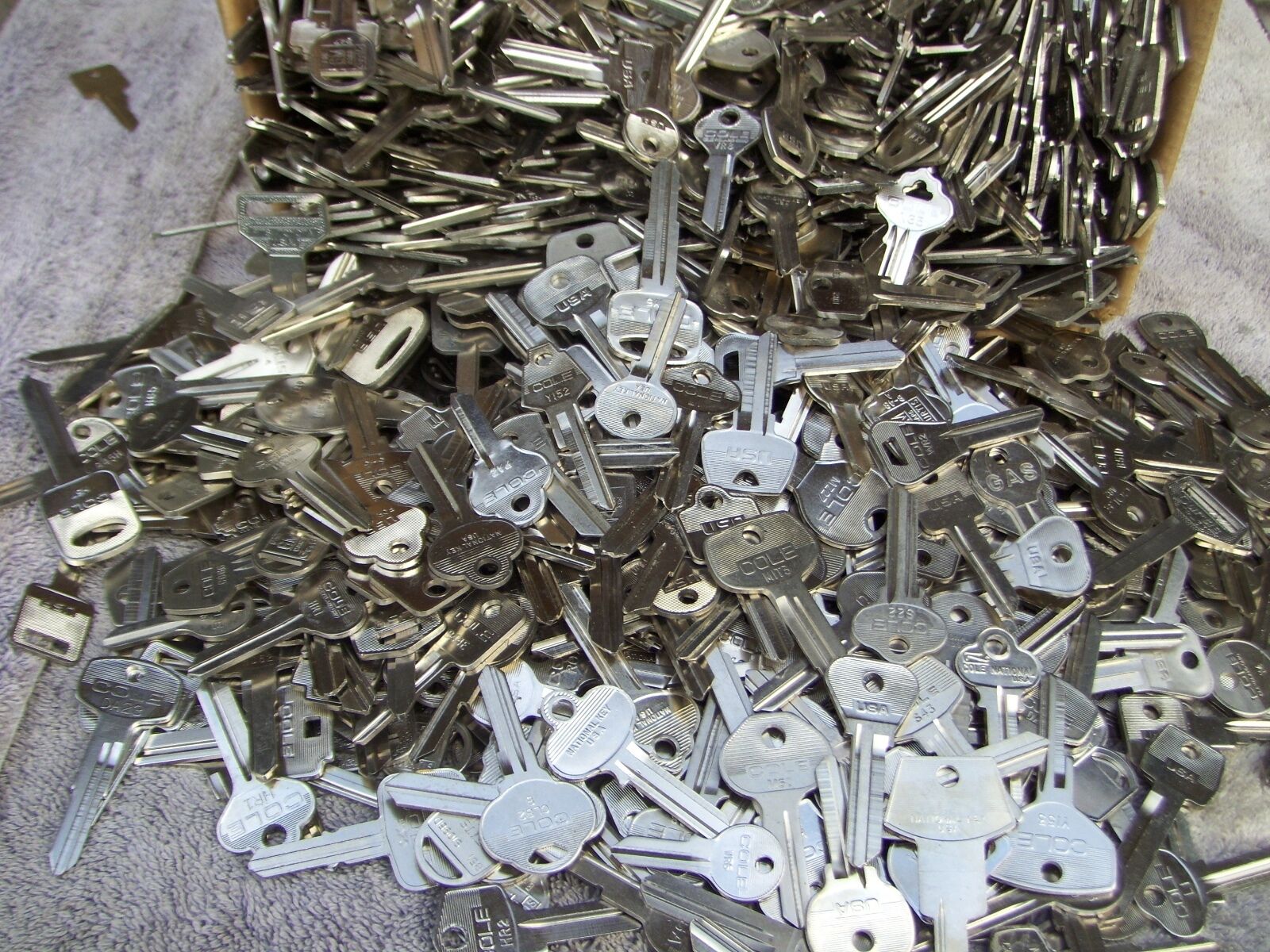 Lot of Misc 4 lbs   (Silver color) Key Blanks    UN-CUT