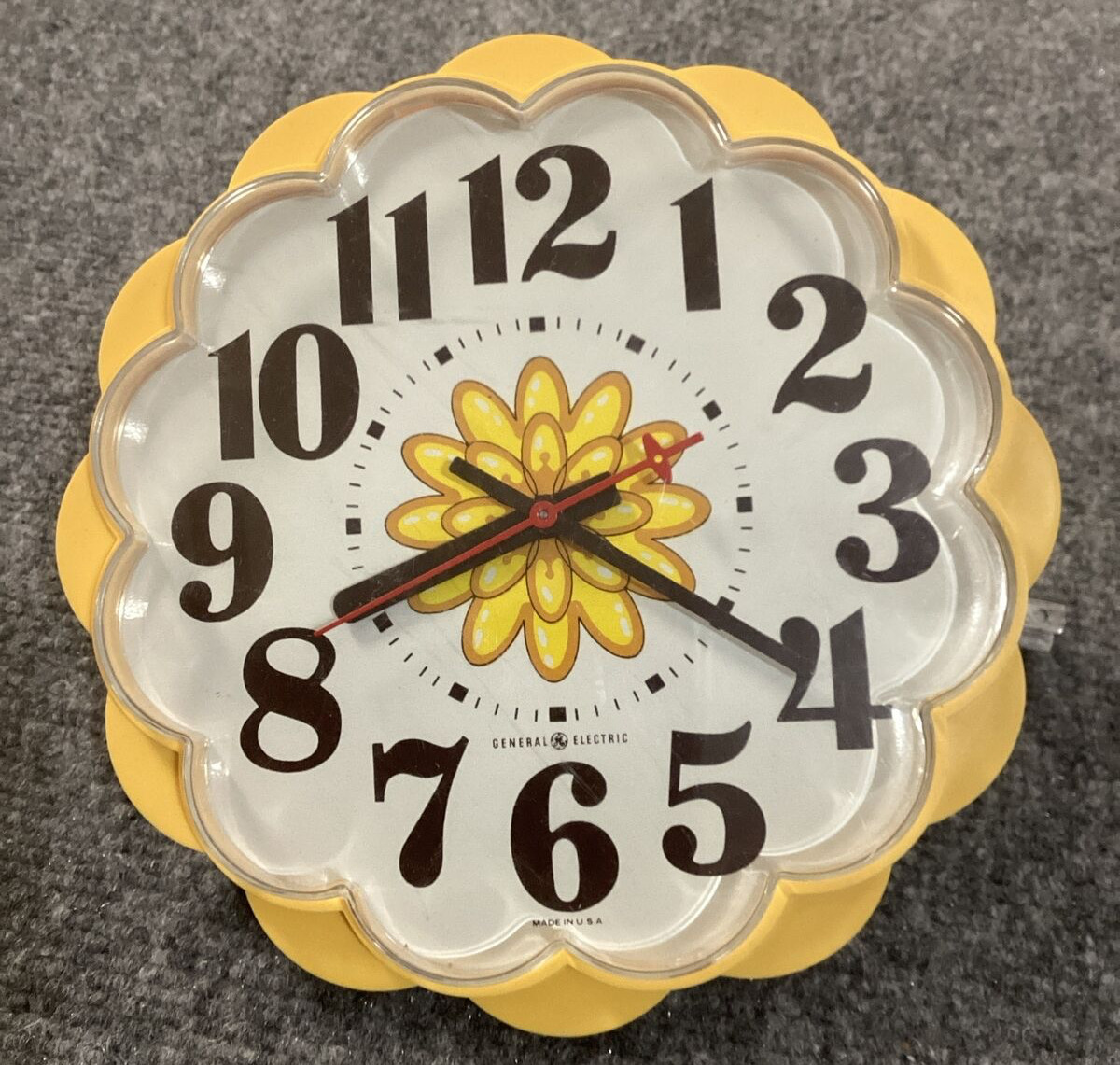 Vintage 1960s GE General Electric USA Yellow Daisy Flower Wall Clock Model 2197A
