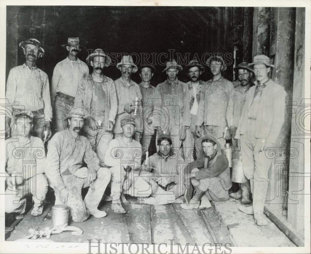 1905 Press Photo Miners pose in the Gunnison Tunnel - afa68561