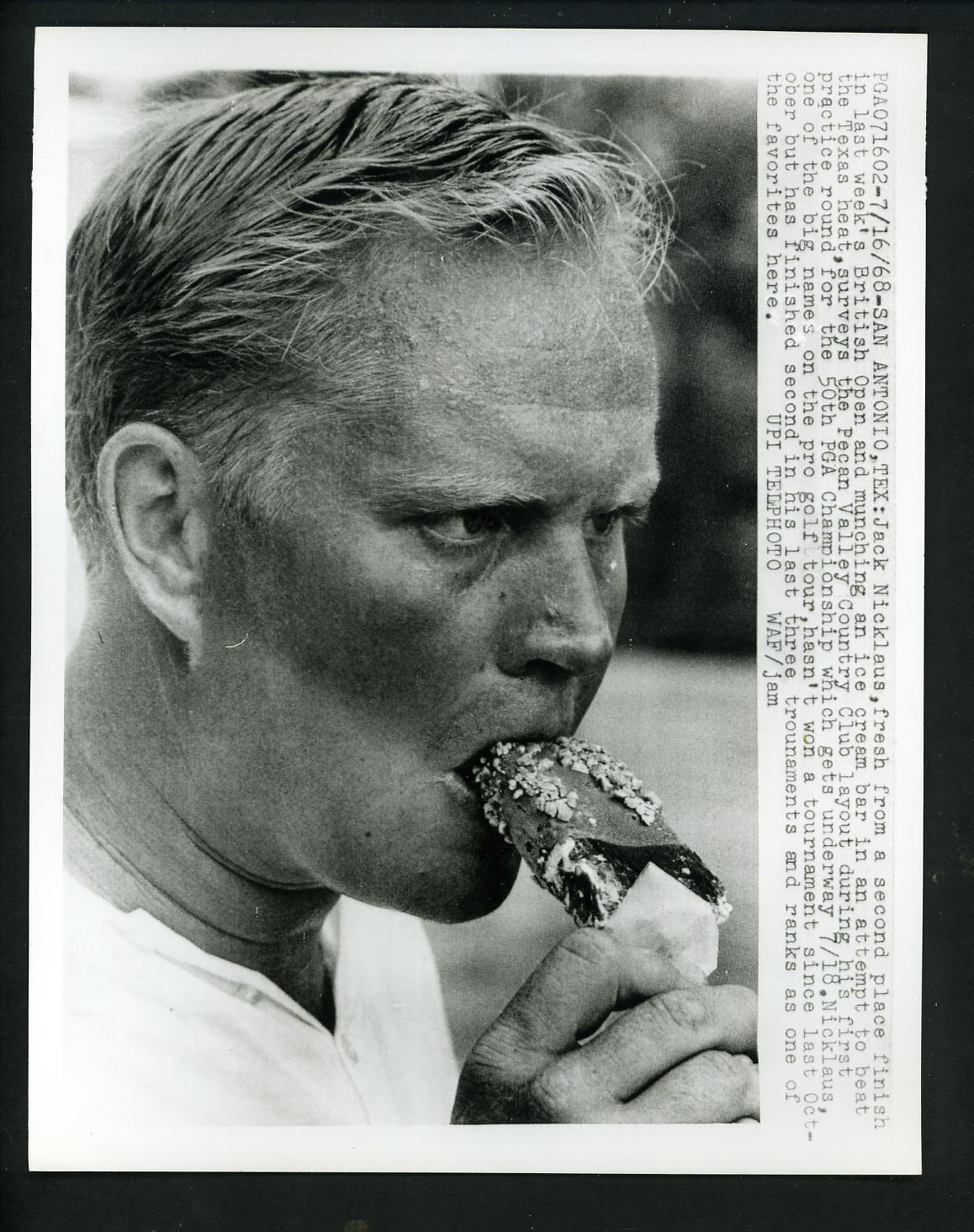 Jack Nicklaus eating ice cream 1968 Press Photo Pecan Valley PGA Championship