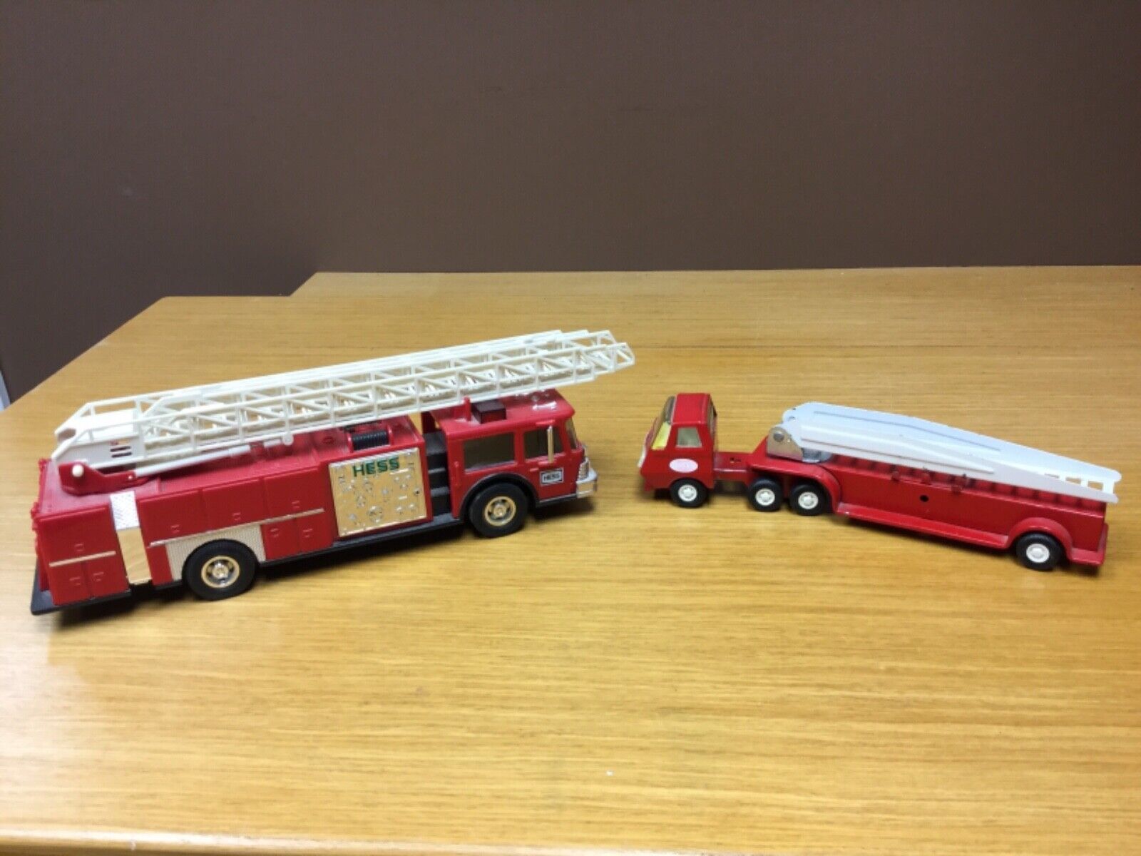 HESS 1986 Toy Fire Truck Red w/Ladder & Vintage Tonka Metal Fire Truck