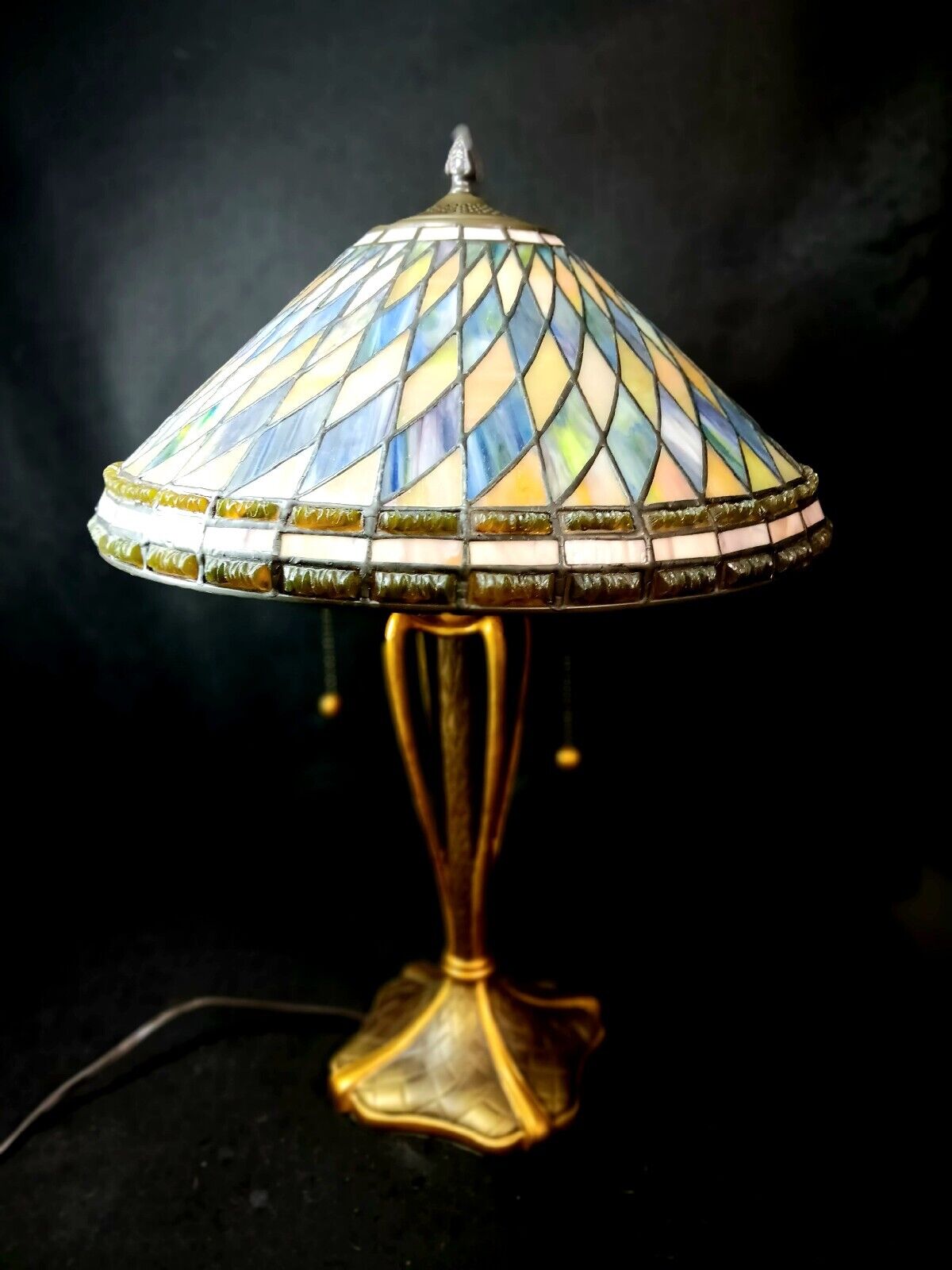 Quoizel Stained Glass Lamp With Geometric Design Vintage Stunning 